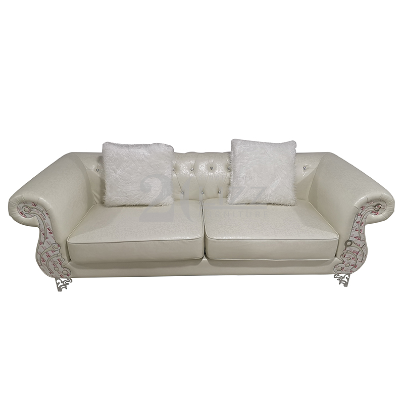 Sofá de sala de estar de color crema con respaldo alto
