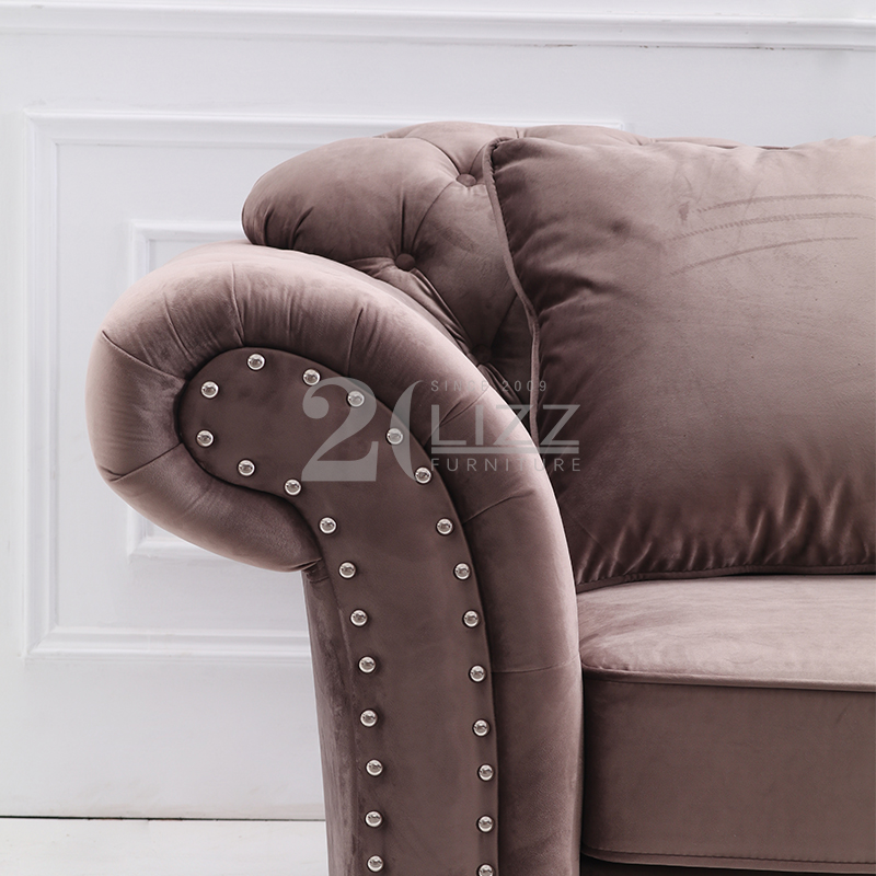 Sofá de tela marrón de estilo clásico con marco de madera
