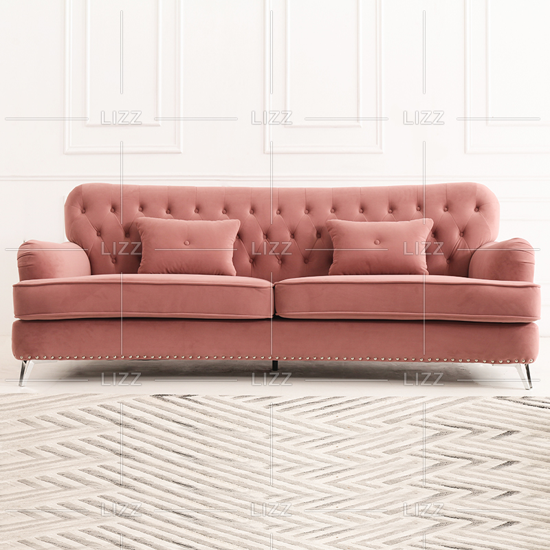Sofá de salón clásico pequeño rosa con taburete